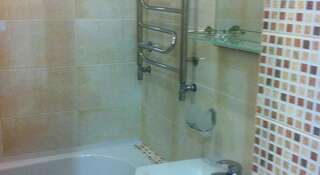 Гостиница Inzhir Guest House Ялта Семейный номер с ванной комнатой-5