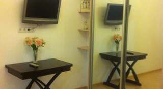 Гостиница Inzhir Guest House Ялта Семейный номер с ванной комнатой-6